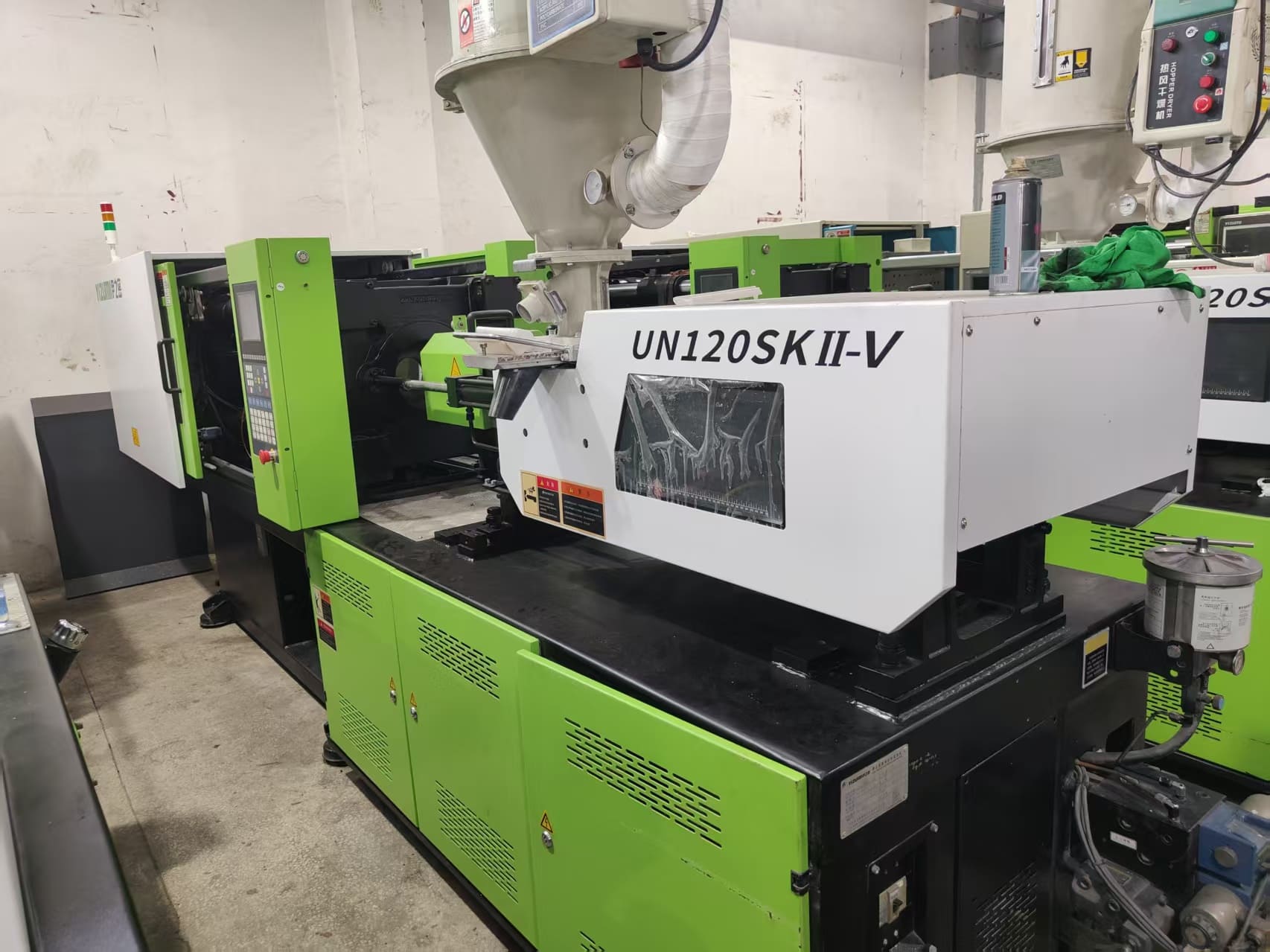Used 120 Ton YIZUMI UN120SKII-V Injection Molding Machine