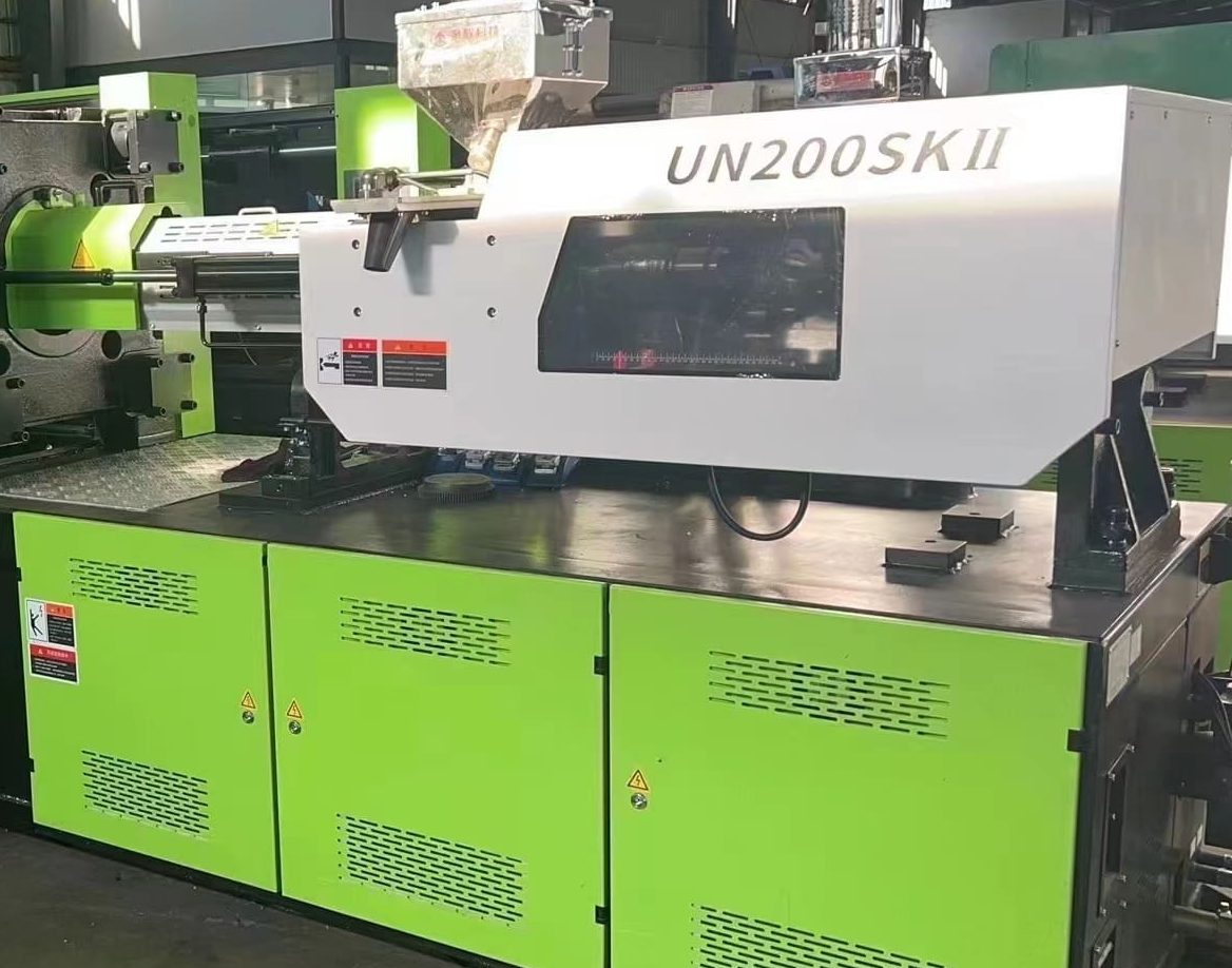 Used 200 Ton YIZUMI UN200 SKII Injection Molding Machine