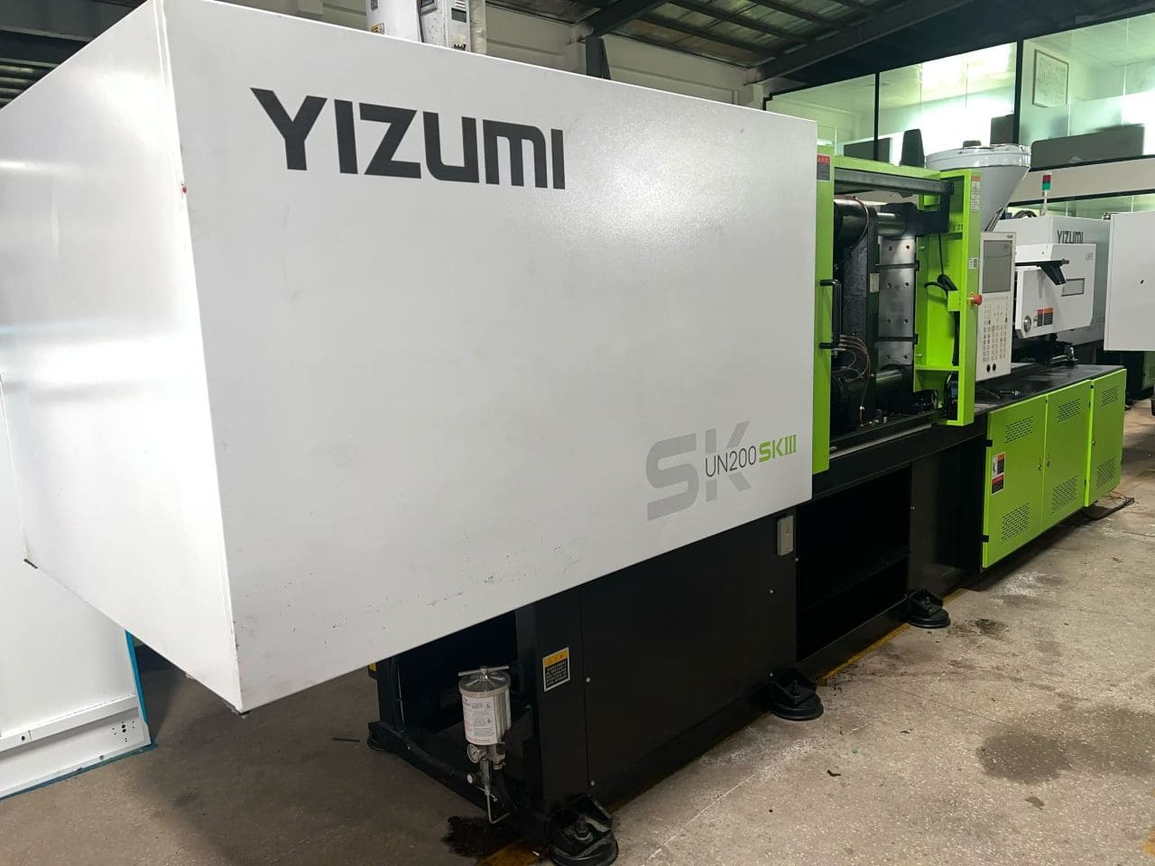 Used 200 Ton YIZUMI UN200SKIII Injection Molding Machine