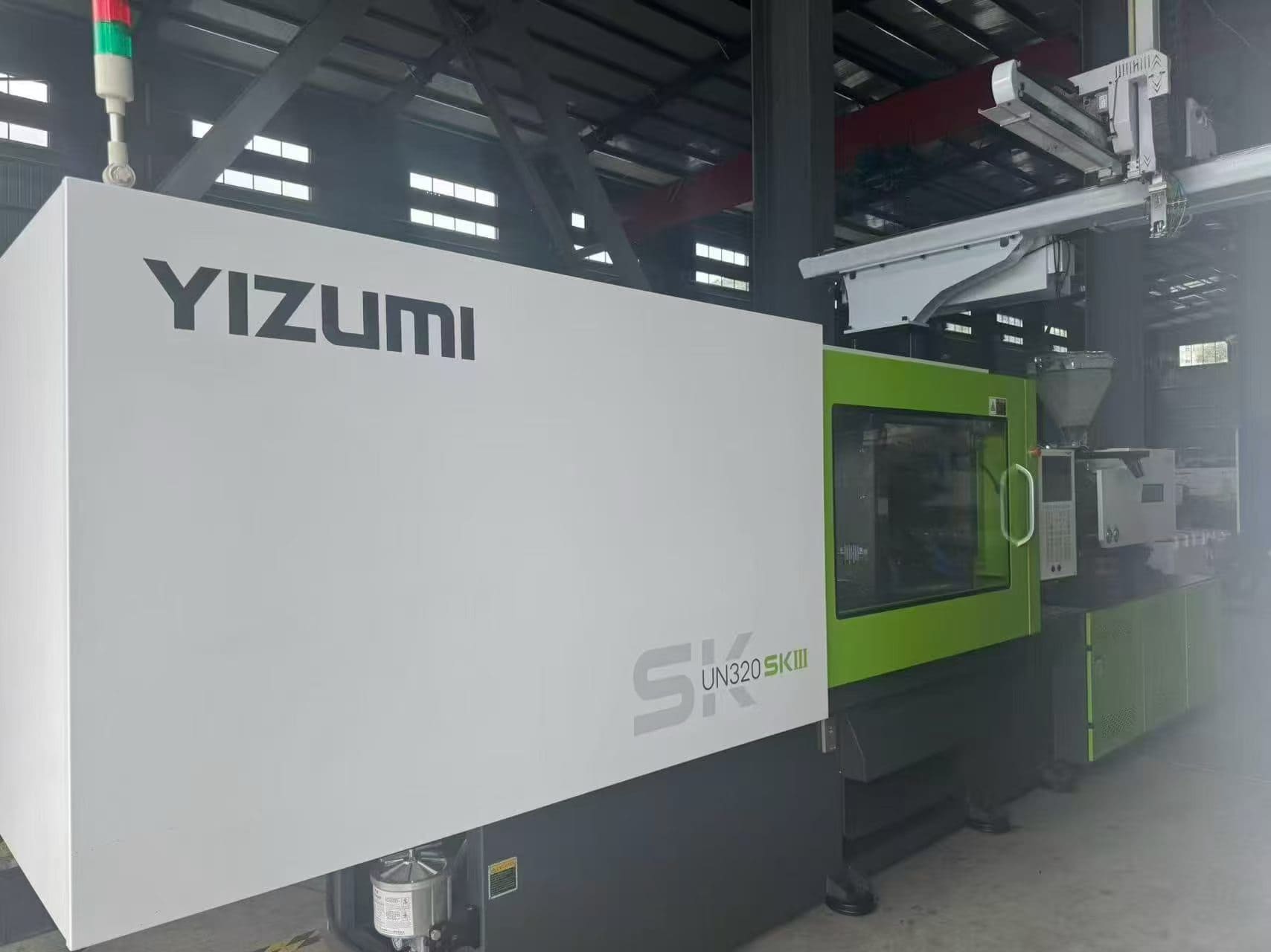 Used 320 Ton YIZUMI UN320SKIII Injection Molding Machine