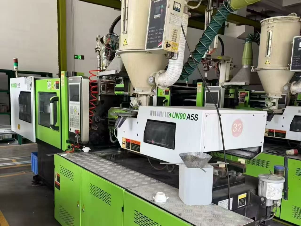 Used 90 Ton Yizumi UN90A5S Injection Molding Machine